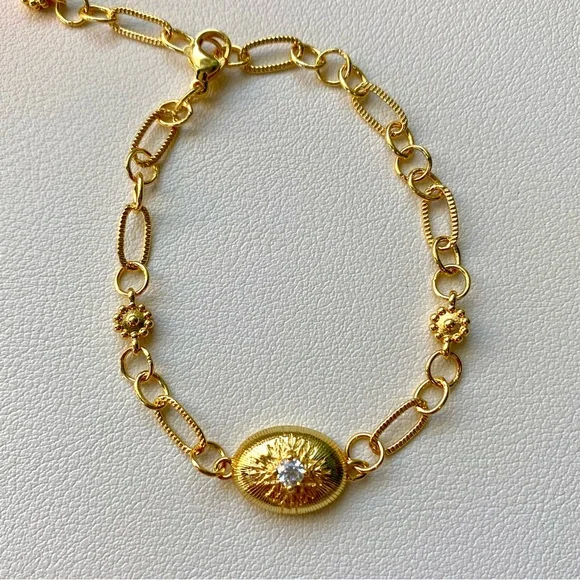 Elegant Gold Bracelet with Crystal Accent - Picture 1 of 3